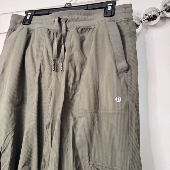 Lululemon Dance Studio Relaxed-Fit Mid-Rise Cargo Pant Army Green - Picture 5 of 7